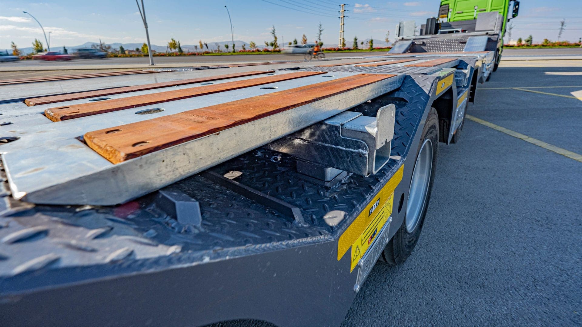 Low-Profile Loading Deck